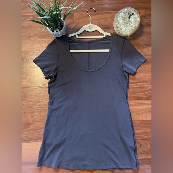 Lululemon Tee Shirt 👚 With Cute Pockets Grey - Picture 2 of 5